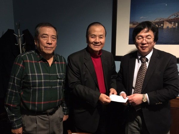 (사진1)진금섭 한동대 미주후원회 회장(가운데)은 미주 지역에서 대학 발전을 위해 모금한 후원금 1만 불(한화 약 1,170만 원)을 1월 26일에 워싱턴을 방문한 장순흥 한동대 총장(맨 오른쪽)에게 전달했다