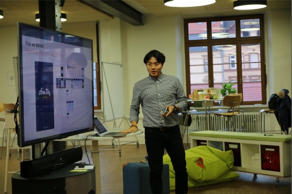 (사진1)김재형 학생이 독일 SAP DCC Heidelgerg에서 팀 대표로 비즈니스 모델을 발표하고 있다