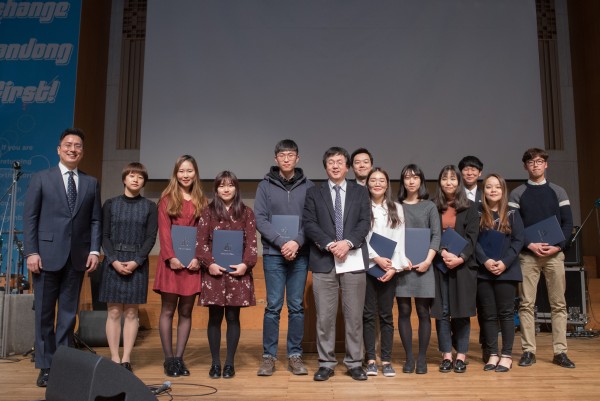 (사진1)장순흥 한동대 총장과 최유강 총동문회장이 장학금을 받은 학생들과 기념사진을 찍고 있다