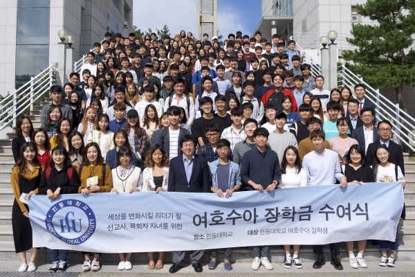 (사진1)여호수아 장학금을 받은 학생들과 장순흥 총장이 다함께 기념사진을 찍고 있다