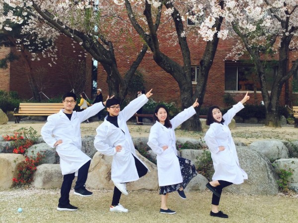 (사진1)한동대 생명과학부 4학년 김휘, 이소정, 황기근 학생과 콘텐츠융합디자인학부 4학년 김정민 학생으로 구성된 ‘티와이스’ 팀이 ‘LG글로벌 챌린저’ 시상식에서 최우수상을 받았다