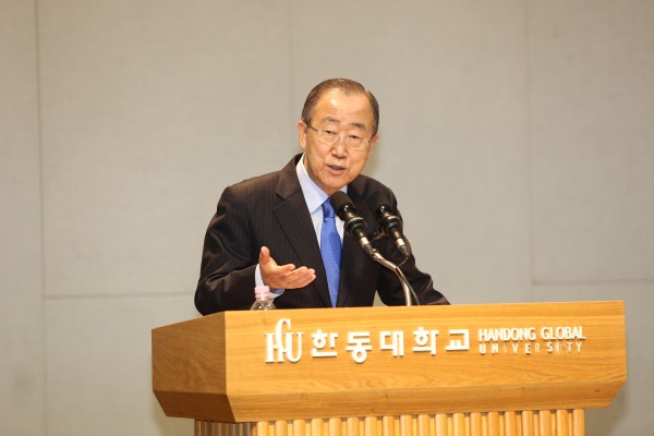 (사진1)반기문 전 유엔사무총장이 지난 10월 27일 한동대에서 ‘유엔과 21세기 글로벌 리더십’을 주제로 강연하고 있다.