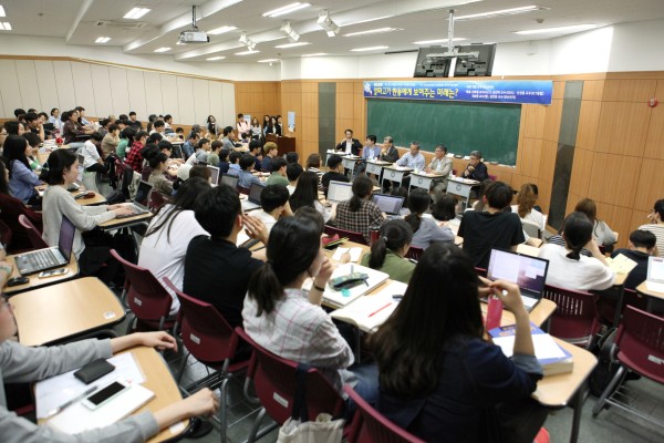 (사진)지난 2일 한동대 오석관 305호에서 ‘알파고가 한동인들에게 보여주는 미래는?’ 이라는 주제로 토론회가 열렸다