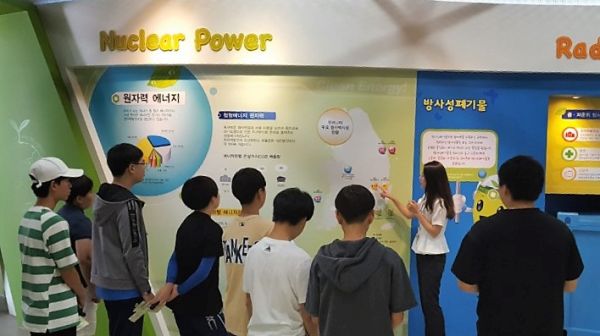 (사진1)한동대학교 경상권 교육기부센터(센터장 정숙희)는 포항 장성지역아동센터(센터장 이유경) 소속 중학생 10여 명을 대상으로 지난 한 해 동안 교육기부 활동을 진행했다