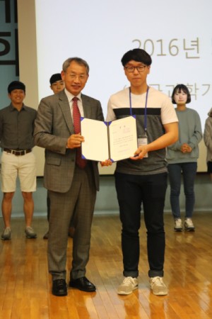 (사진1)'제8회 소외된 90%를 위한 창의설계 경진대회'에서 최우수상을 받은 '시선'팀의 팀장 홍성호 학생(전산전자공학부, 4학년)(오른쪽)