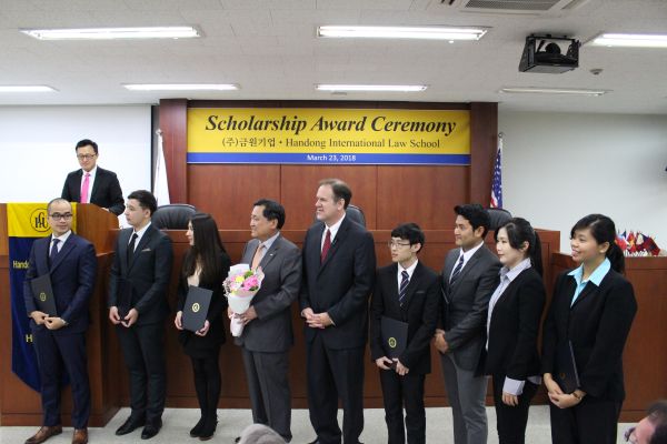 (사진1)김진홍 금원기업 대표이사(왼쪽에서 네 번째)가 학생들에게 장학금을 전달하고 기념촬영을 하고 있다
