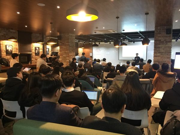 (사진1)지난 3월 22일, 교내 오석관 316호에서 한동대 용환기 교수가 이번 릴레이 특강 중에 첫 번째로 ‘블록체인과 암호 화폐 기반 기술’이라는 주제로 강연을 펼쳤다.