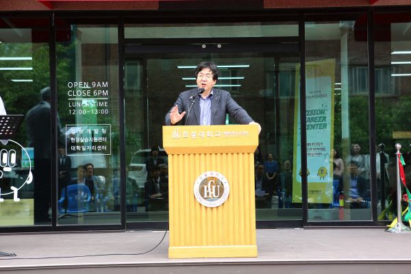 (사진1)장순흥 한동대 총장이 축사를 전하고 있다