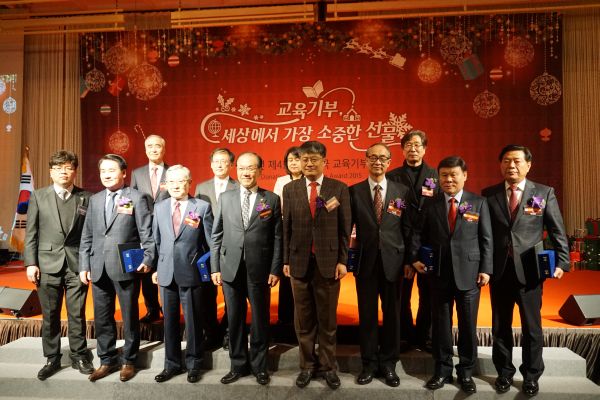 (사진1)한동대는 지난 15일 서울 플라자호텔에서 열린 ‘2015년 제4회 대한민국 교육기부대상’ 시상식에서 올 한 해 동안 다양한 교육기부 활동을 인정받아 ‘교육기부대상’을 받았다.(한동대 이종철 학사부총장, 앞줄 오른쪽에서 세번째)