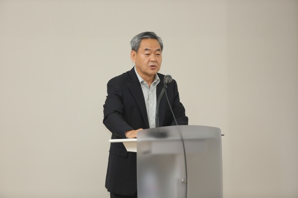 (사진2)강신익 프라임사업단장이 경과 보고를 하고 있다.