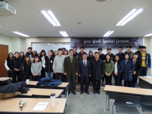 (사진2)권도엽 전 장관의 특강을 마친 후 기념사진을 찍고 있다