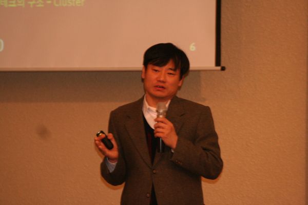 (사진2)김학주 한동대 교수가 ‘지역사회에서의 핀테크 활성화 전략’을 주제로 발표했다