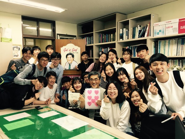 (사진2)스승의 날에 팀학생들이 담임교수 연구실 문 꾸미기를 마친 후 김영섭 담임교수와 기념촬영을 하고 있다