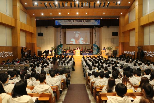 (사진2)장순흥 한동대 총장이 입학식 식사를 말하고 있다