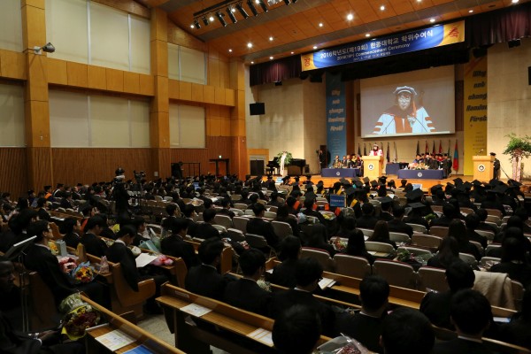 (사진2)장순흥 한동대 총장이 졸업식사를 말하고 있다