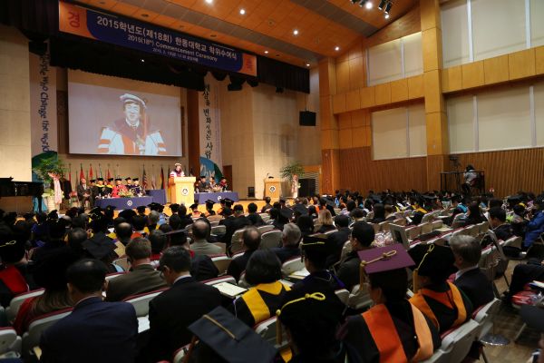 (사진2)장순흥 한동대 총장이 졸업식사를 말하고 있다