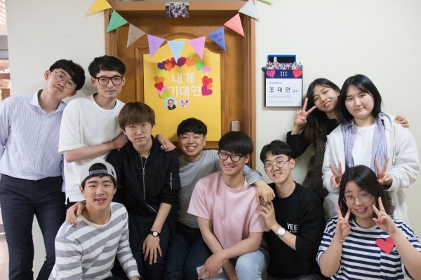 (사진2)조대연 교수팀 학생들이 담임 교수 연구실 문 꾸미기를 마친 다 함께 기념사진을 찍고 있다