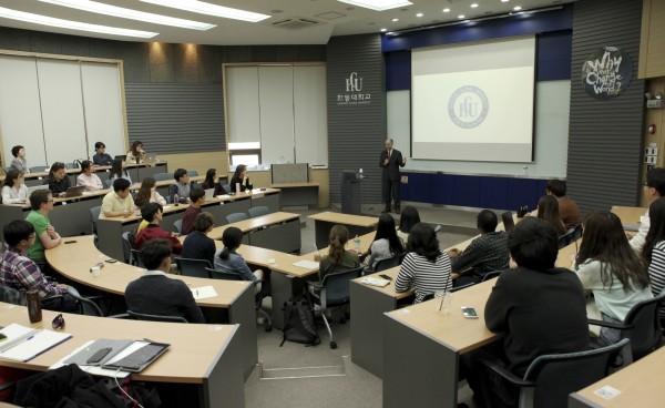 (사진2)참석자들이 나살 국장의 특강을 경청하고 있다