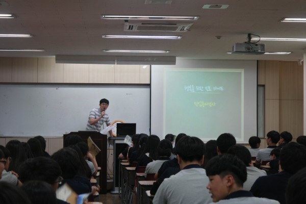 (사진2)포항 신흥중학교 학생들이 진로탐색검사에 참여하고 있다