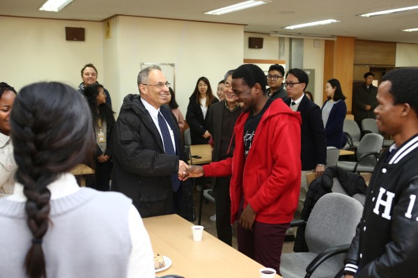 (사진2)하임 호센 주한 이스라엘 대사가 한동대 외국인 학생과 악수하고 있다