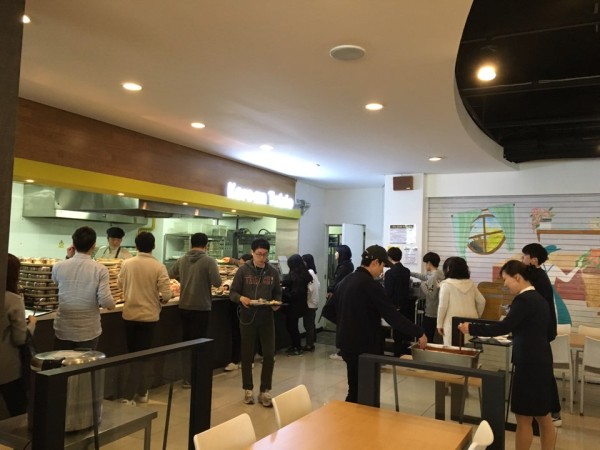 (사진2)학생들이 무료 아침 식사를 배식받고 있다