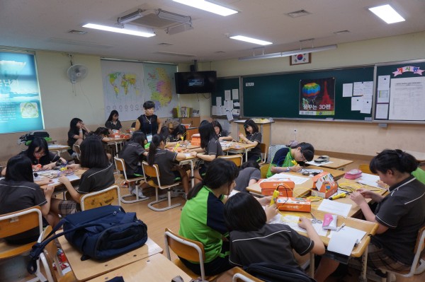 (사진2)학생들이 3D펜을 사용해 보고 있다