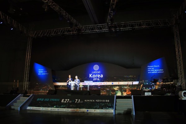 (사진2)한동대 신혜인 통역번역대학원 교수가 저녁집회에서 통역하고 있다(사진 왼쪽)