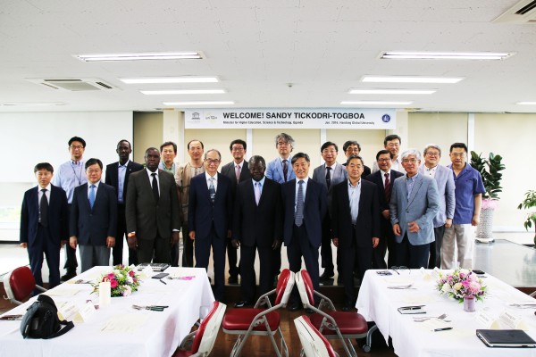 (사진3)오찬 이후 기념사진