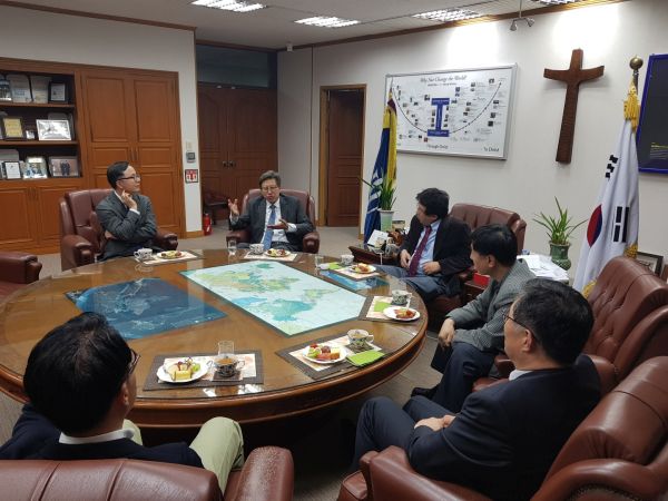 (사진2)한동대학교 장순흥 총장과 박형준 교수의 담화 모습