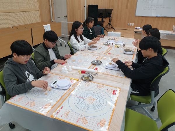 (사진2)대구 한울안중학교 1학년 학생들이 고지바위권역 영농조합법인의 ‘꽃 떡만들기’ 체험 프로그램에 참여하고 있다