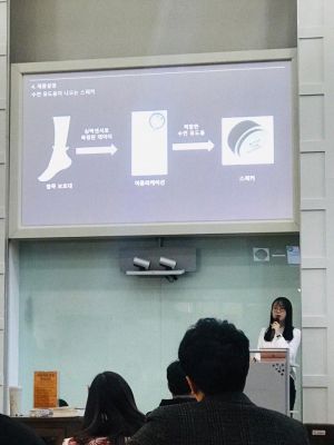 (사진2)홀몸 어르신의 수면장애 극복을 위한 제품 발표 장면