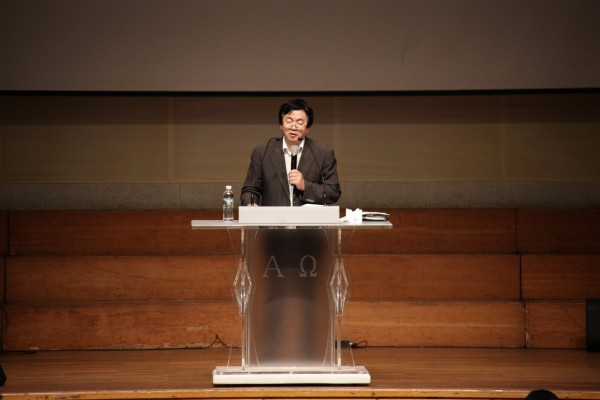 (사진2)장순흥 한동대 총장은 지난 7일 효암 채플에서 열린 ‘비전 2025’ 나눔 예배에서 오는 2025년까지 한동대가 나아가야 할 방향을 담은 새로운 중장기 발전계획을 선포했다.