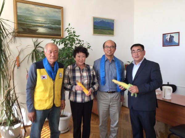(사진2)김순권 교수(왼쪽에서 첫 번째)는 러시아 부랴트 공화국 국립농업대학교 관계자들과 시베리아에서 생산한 옥수수를 보여 주고 공동 연구사업을 합의했다.(2016.9.17)