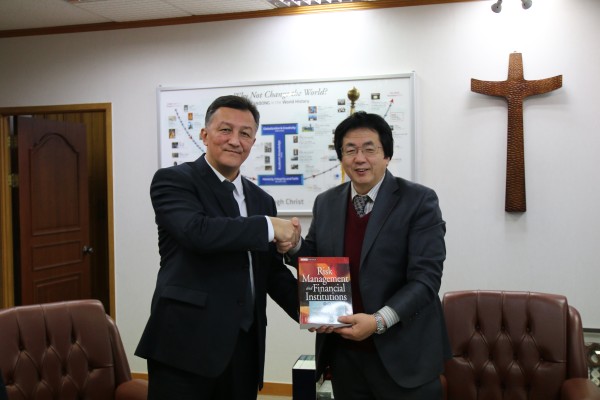 (사진2)한동대, 기업지배구조연구원에 도서 기증(2016.11.17.)