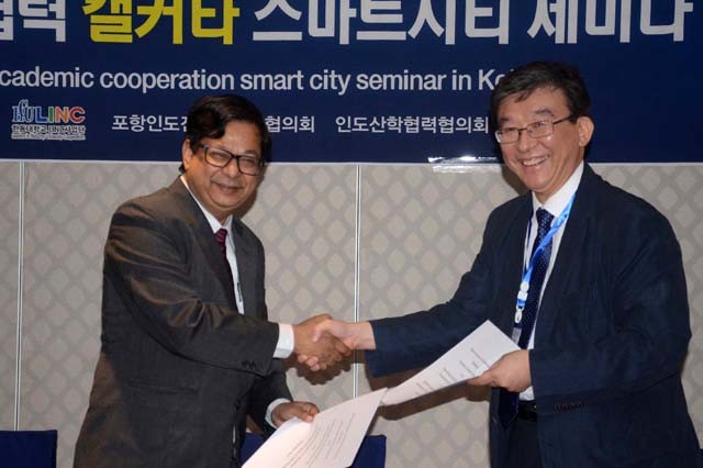 (사진2)한동대 링크 사업단(단장 김기석 교수, 사진 오른쪽)은 지난 22일 인도 콜카타 주택개발공사와 산학 협력을 위한 업무 협약을 체결했다