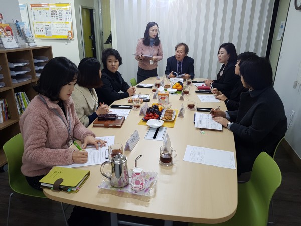 (사진2)한동대학교에서 위탁 운영 중인 포항시 어린이급식관리지원센터(센터장 도형기 한동대 생명과학부 교수)는 지난 9일 ‘2016년 제2차 운영위원회’를 열었다.