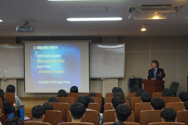 (사진3)마민호 국제어문학부 교수가 대학생들의 해외현장학습 프로그램 필요성에 대해 강의하고 있다.