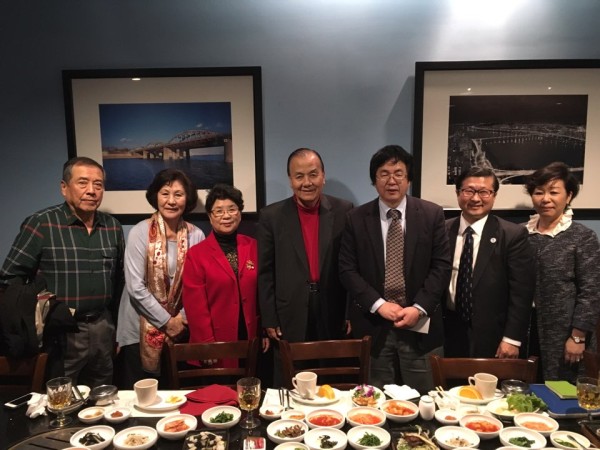 (사진2)장순흥 한동대 총장(오른쪽에서 세 번째)은 미주후원회 회원 및 한동대 교수들과 기념사진을 찍고 있다