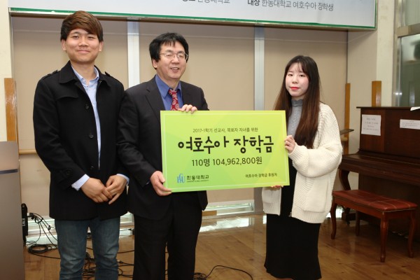(사진2)왼쪽부터 박한길 학생, 장순흥 총장, 조라빈 학생