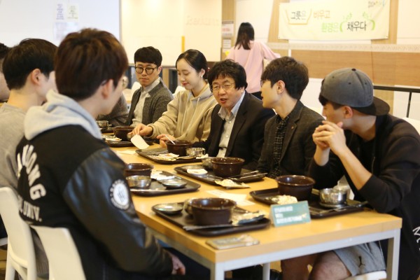 (사진1)장순흥 총장과 김기찬 총학생회 회장 등이 지난 16일 학생 식당에서 ‘총장님과 함께 하는 아침 식사’ 이벤트로 준비한 무료 아침밥을 같이 먹었다