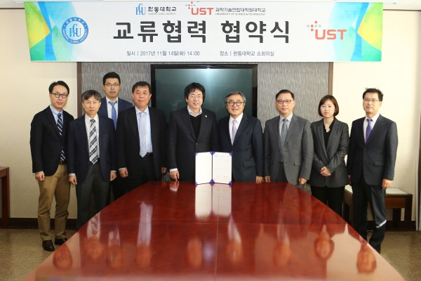 (사진)장순흥 총장과 문길주 총장(가운데)을 비롯한 두 기관 보직 교수와 관계자 10명이 참석한 가운데 14일 한동대에서 협약식이 열렸다