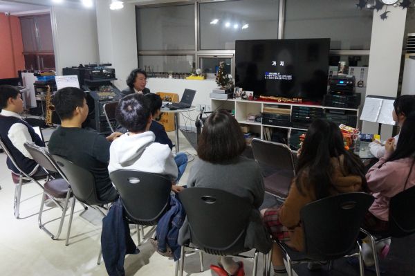 (사진2)한동대학교 경상권 교육기부센터(센터장 정숙희)는 포항 장성지역아동센터(센터장 이유경) 소속 중학생 10여 명을 대상으로 지난 한 해 동안 교육기부 활동을 진행했다
