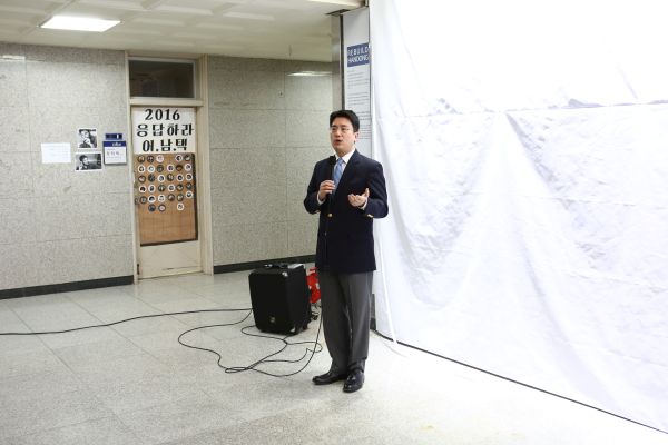 (사진2)최유강 총동문회 회장이 인사말을 전하고 있다
