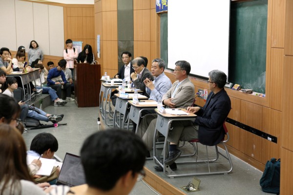 (사진2)지난 2일 한동대 오석관 305호에서 ‘알파고가 한동인들에게 보여주는 미래는?’ 이라는 주제로 토론회가 열렸다