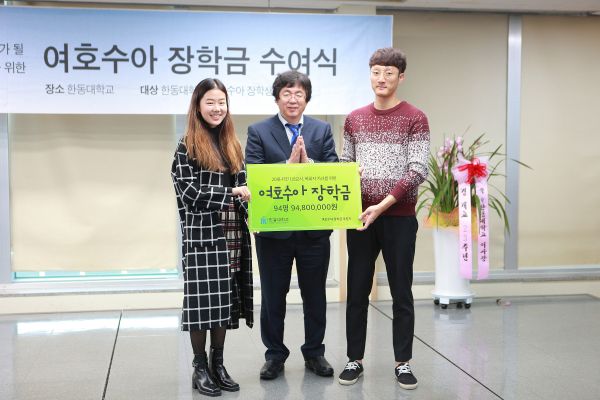 (사진3)왼쪽부터 고지온 학생, 장순흥 총장, 최정훈 학생