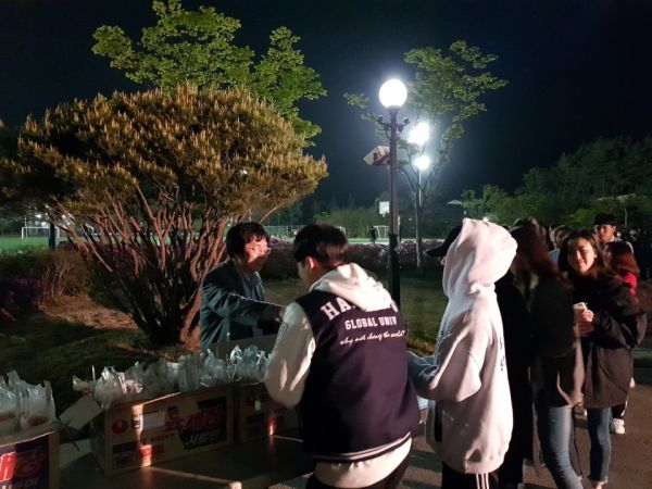(사진2)장순흥 총장이 지난 17일 학생식당 앞에서 사비로 마련한 팜스 발리 컵 치킨을 학생들에게 나눠주며 응원과 격려의 인사를 건네고 있다