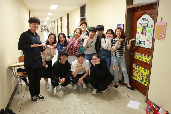(사진2)김성옥 교수팀 학생들이 담임 교수 연구실 문 꾸미기를 마친 후 다 함께 기념사진을 찍고 있다