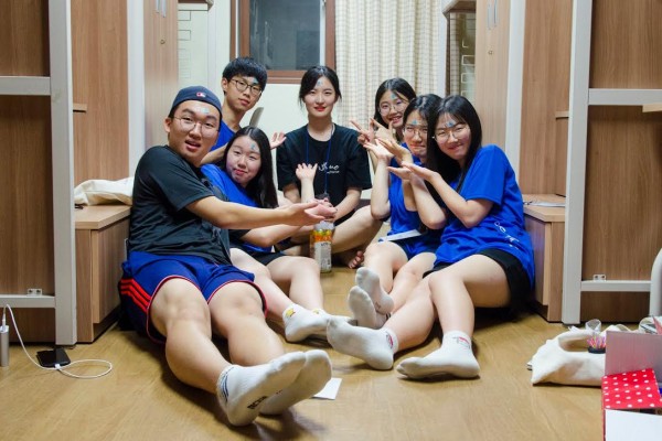 (사진3)참가 학생들이 생활관에서 조모임을 통해 자신의 꿈에 대해 나누는 시간을 가졌다.