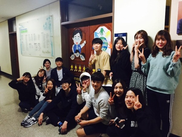 (사진3)스승의 날에 나누미 학생들이 총장실 문 꾸미기를 마친 후 다함께 기념촬영을 하고 있다