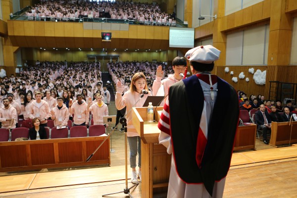 (사진3)신입생들이 다 함께 ‘한동명예선언문’을 낭독하며 선서하고 있다